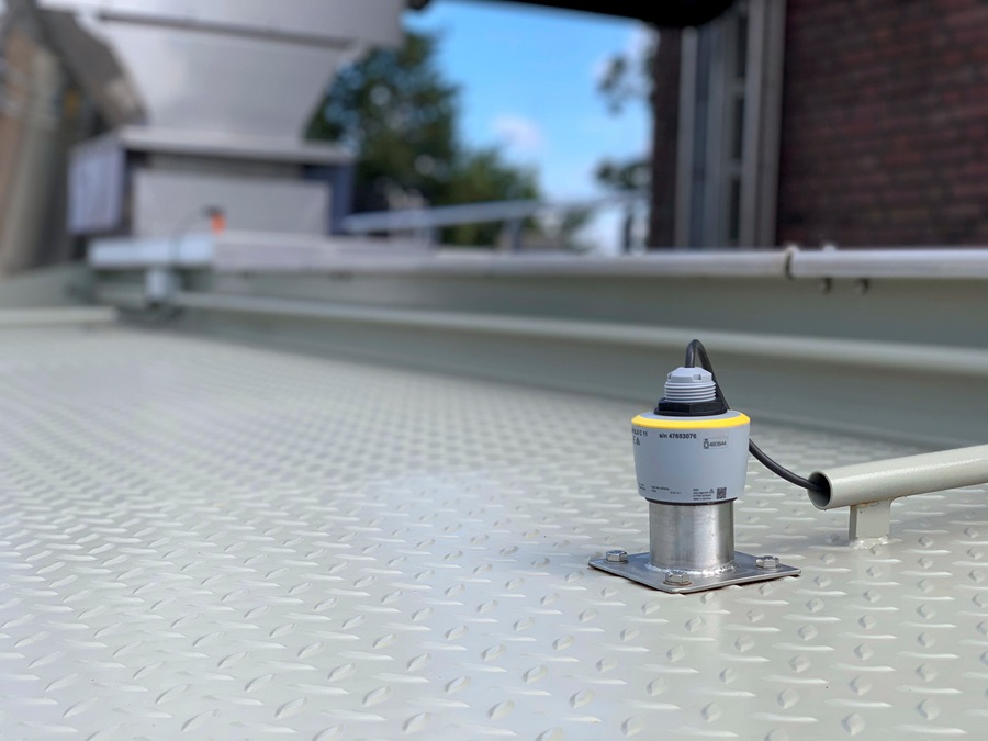 Kompakte Radarsensoren VEGAPULS C 21 beim Einsatz an Chemikalientanks.