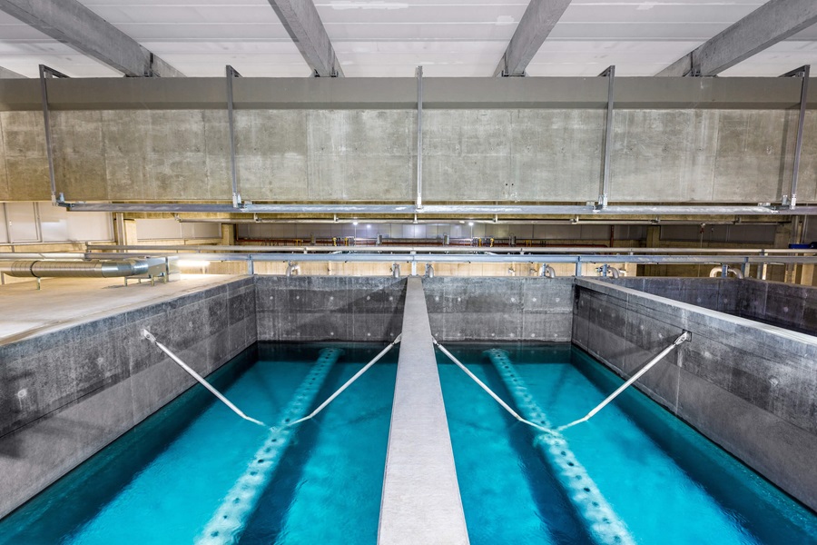 Berührungslose Füllstandsmessung mit VEGAPULS C-Sensoren in unterirdischen Becken.