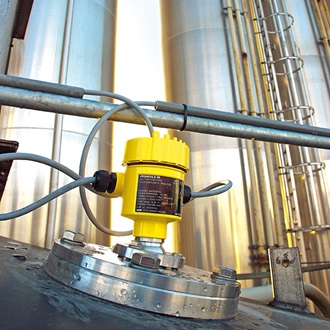 De radarsensoren van de VEGAPULS serie worden gebruikt voor contactloze niveaumeting van vloeistoffen en stortgoederen.